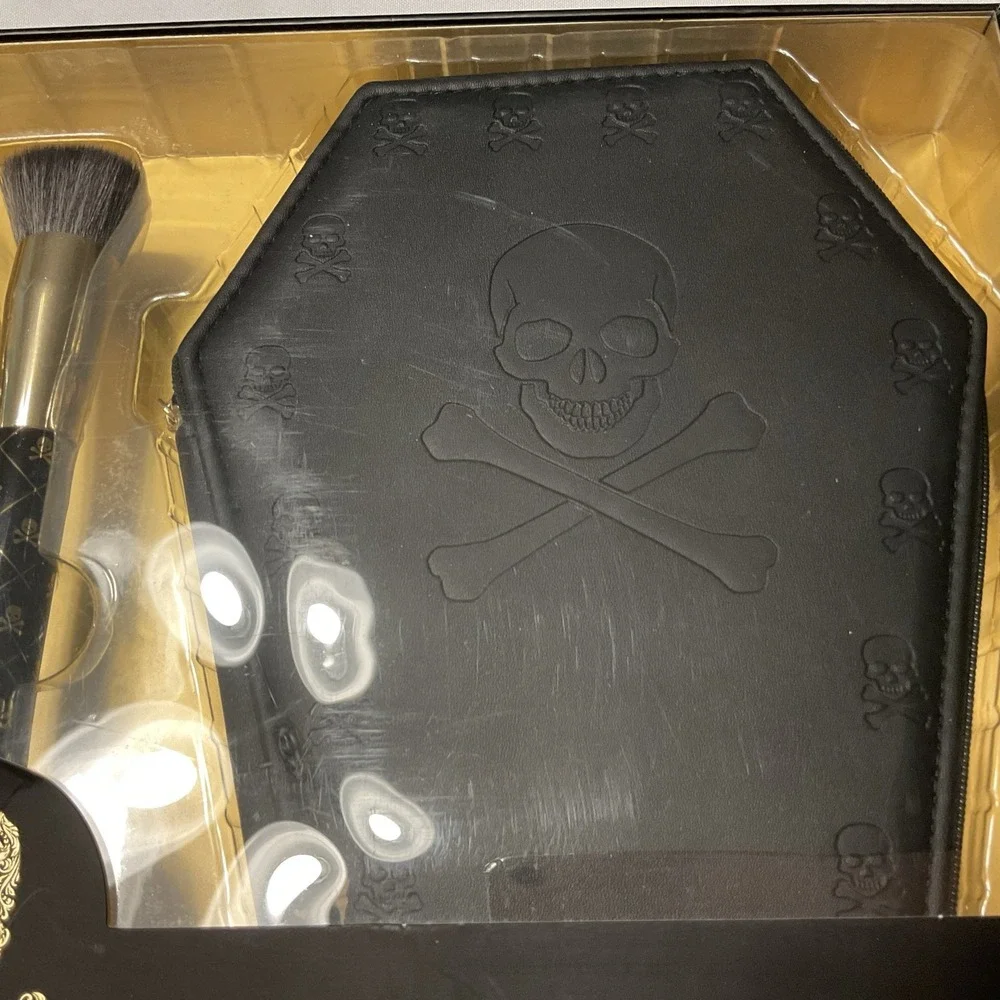 Embossed Gothic Skull Makeup Case With‎ 7 Black & Gold Skull Makeup Brushes